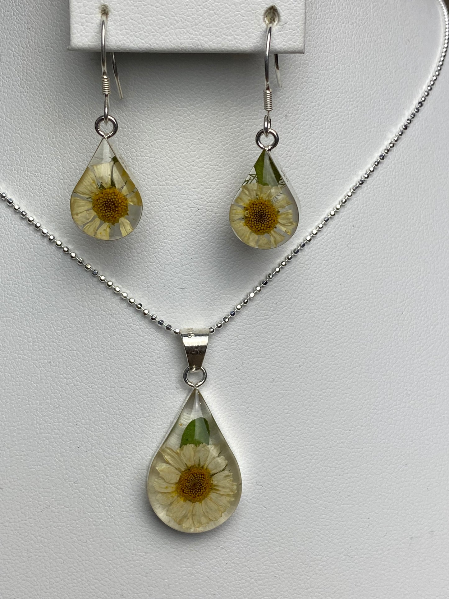Daisy Flower Teardrop Necklace & Earring Set